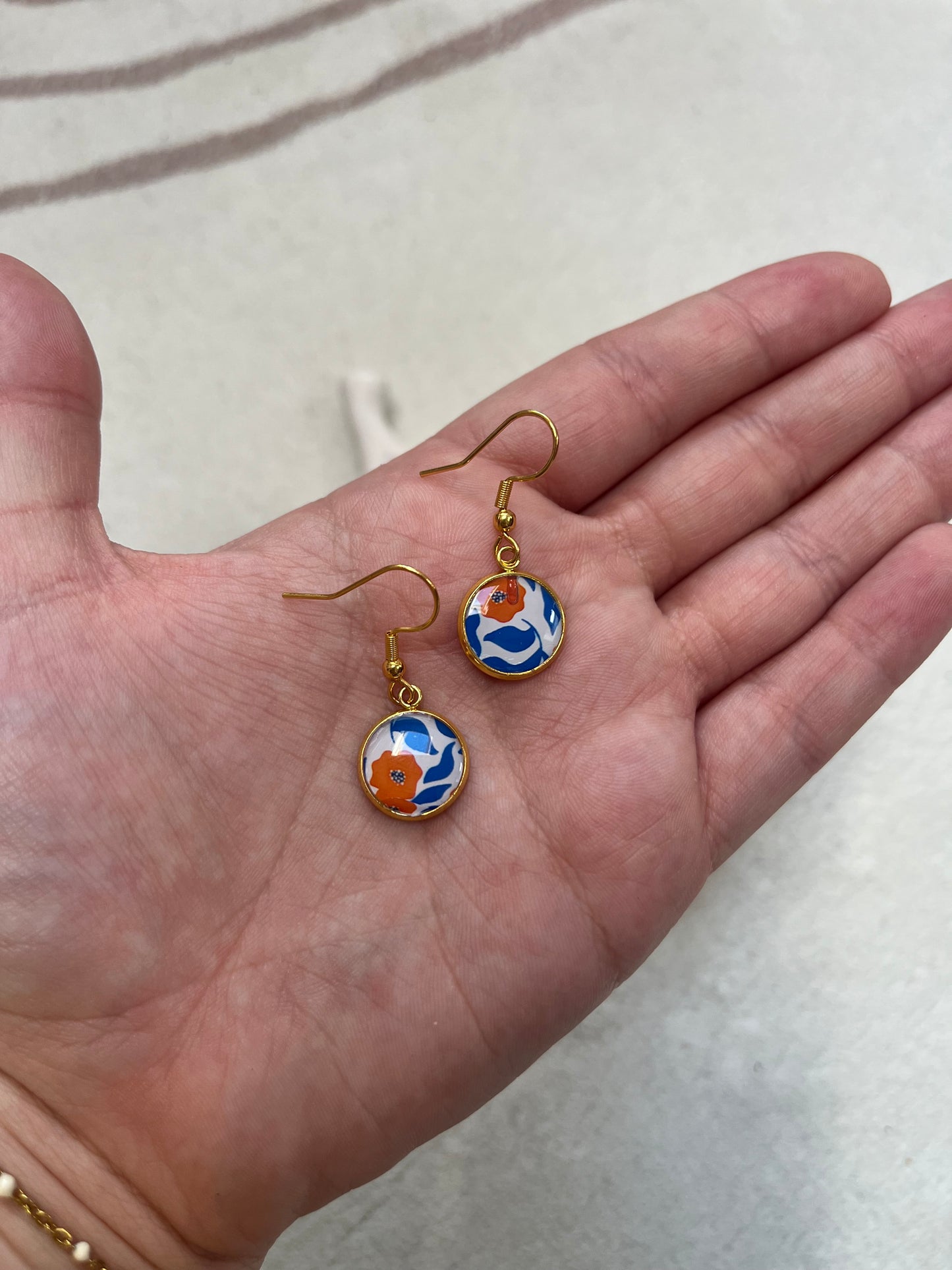Boucle d’oreille motif bleu et orange