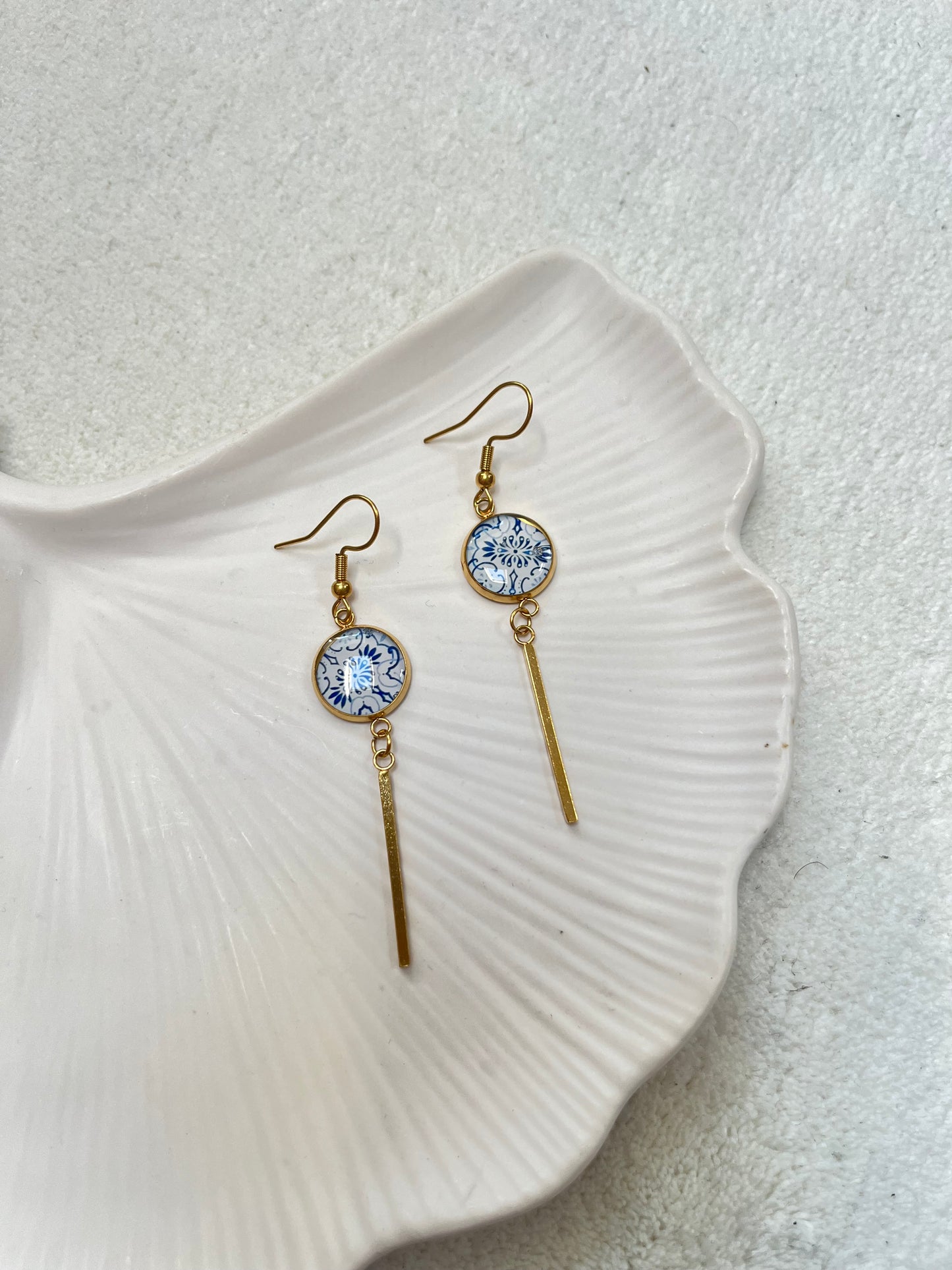 Boucle d’oreille pendante motif bleu blanc