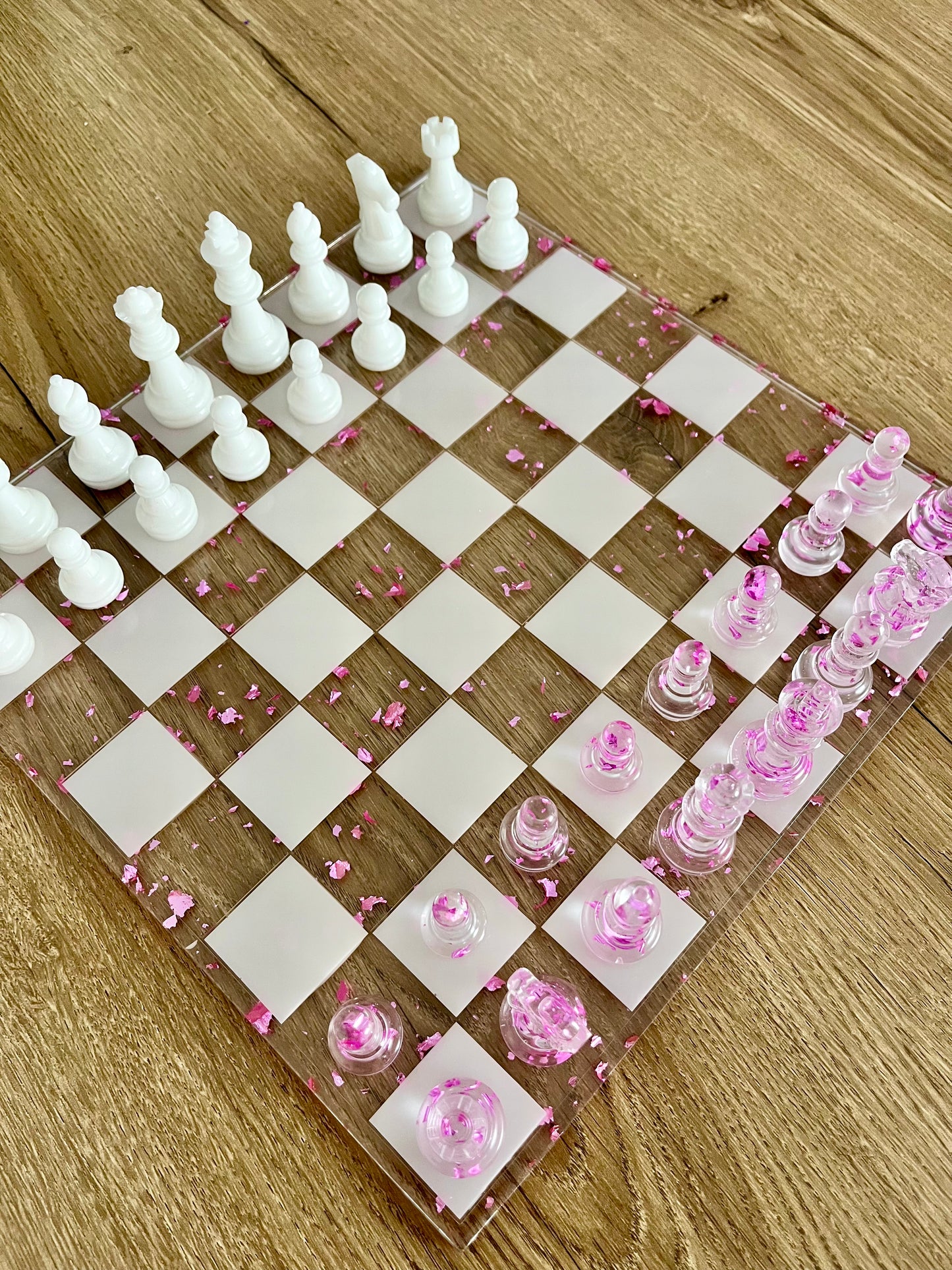 Jeu d’échec transparent blanc et violet