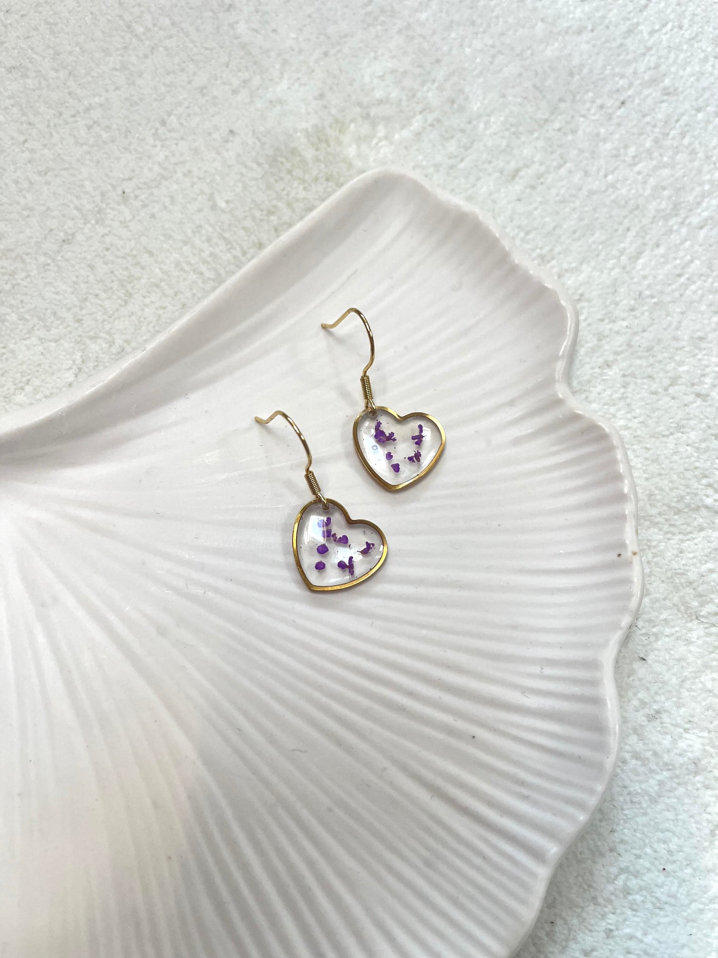 Boucle d’oreille fleurs séchées modèle « moyen cœur »