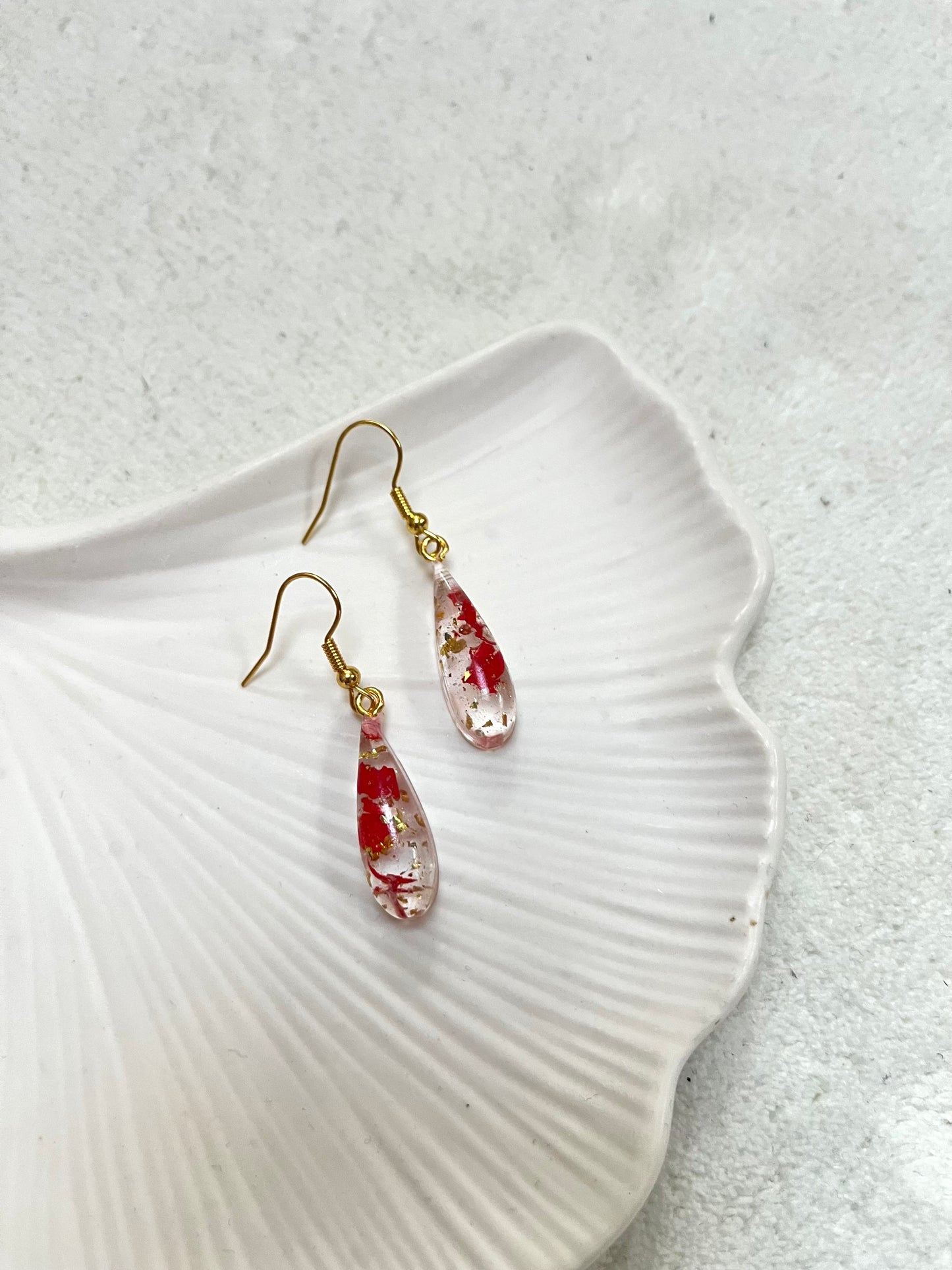 Boucle d’oreille fleurs séchées rouge modèle « goutte rouge »