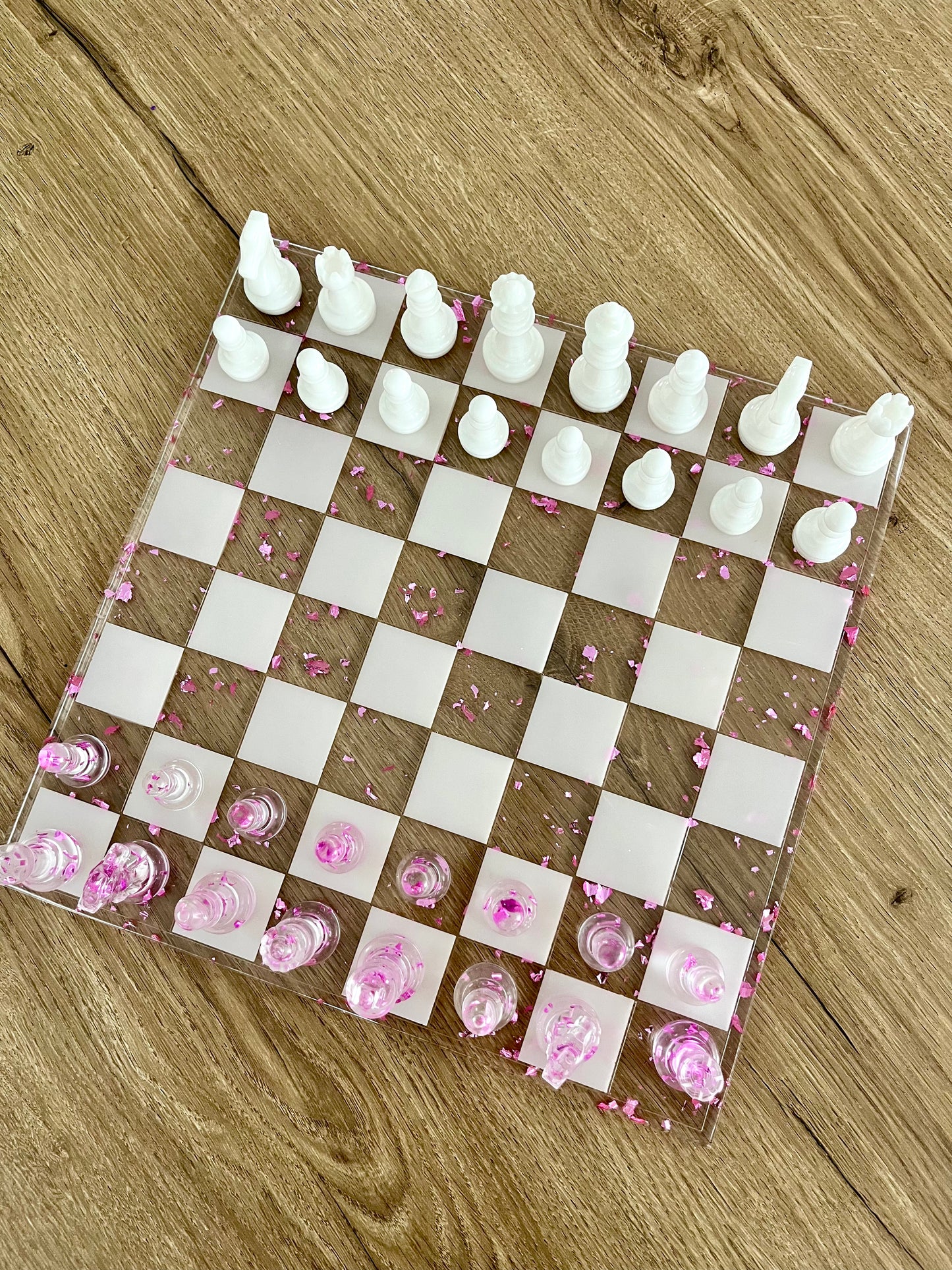 Jeu d’échec transparent blanc et violet