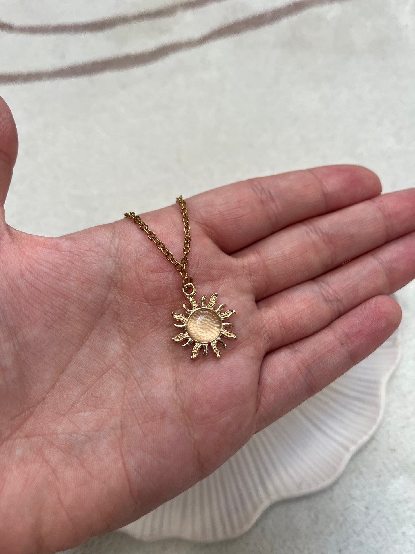 Collier soleil doré résine