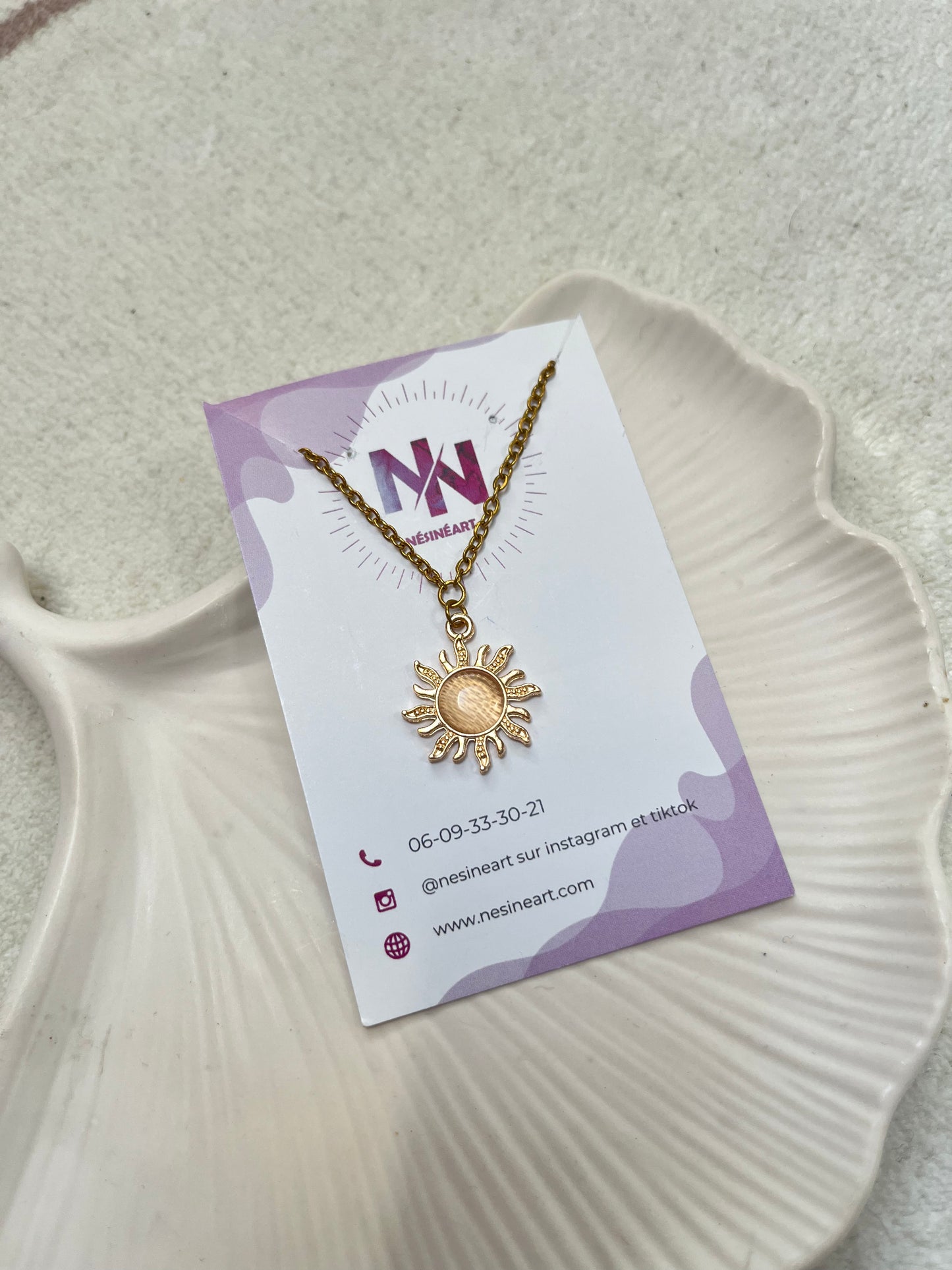 Collier soleil doré résine