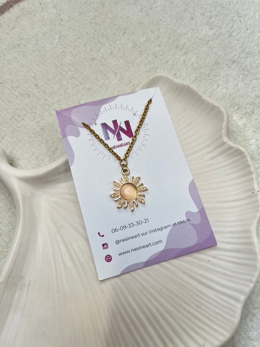 Collier soleil doré résine