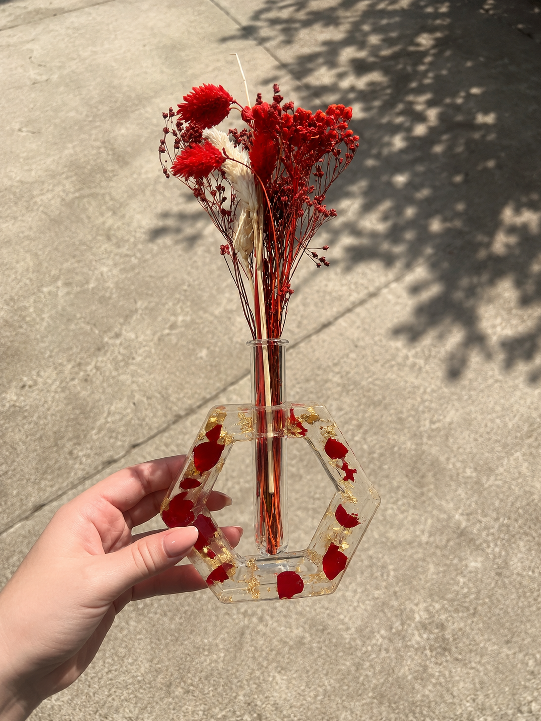 Soliflore transparent et pétale de rose
