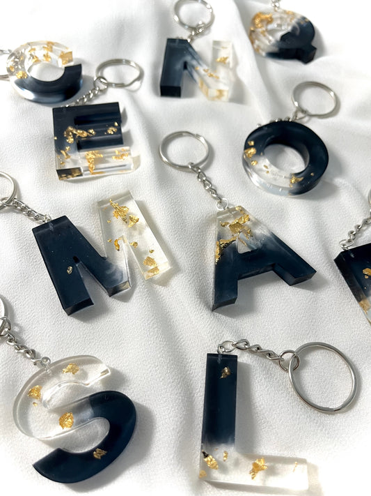 Porte clé lettre noir et feuille d'or