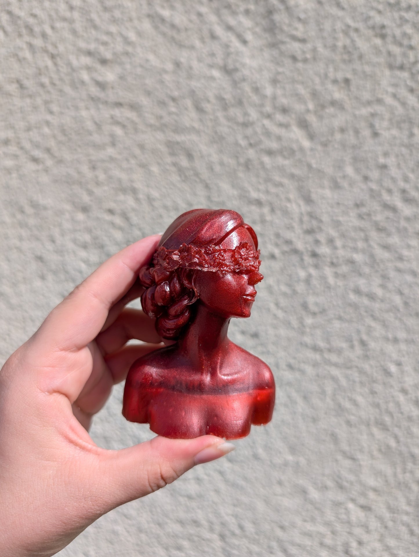 Femme buste bordeau