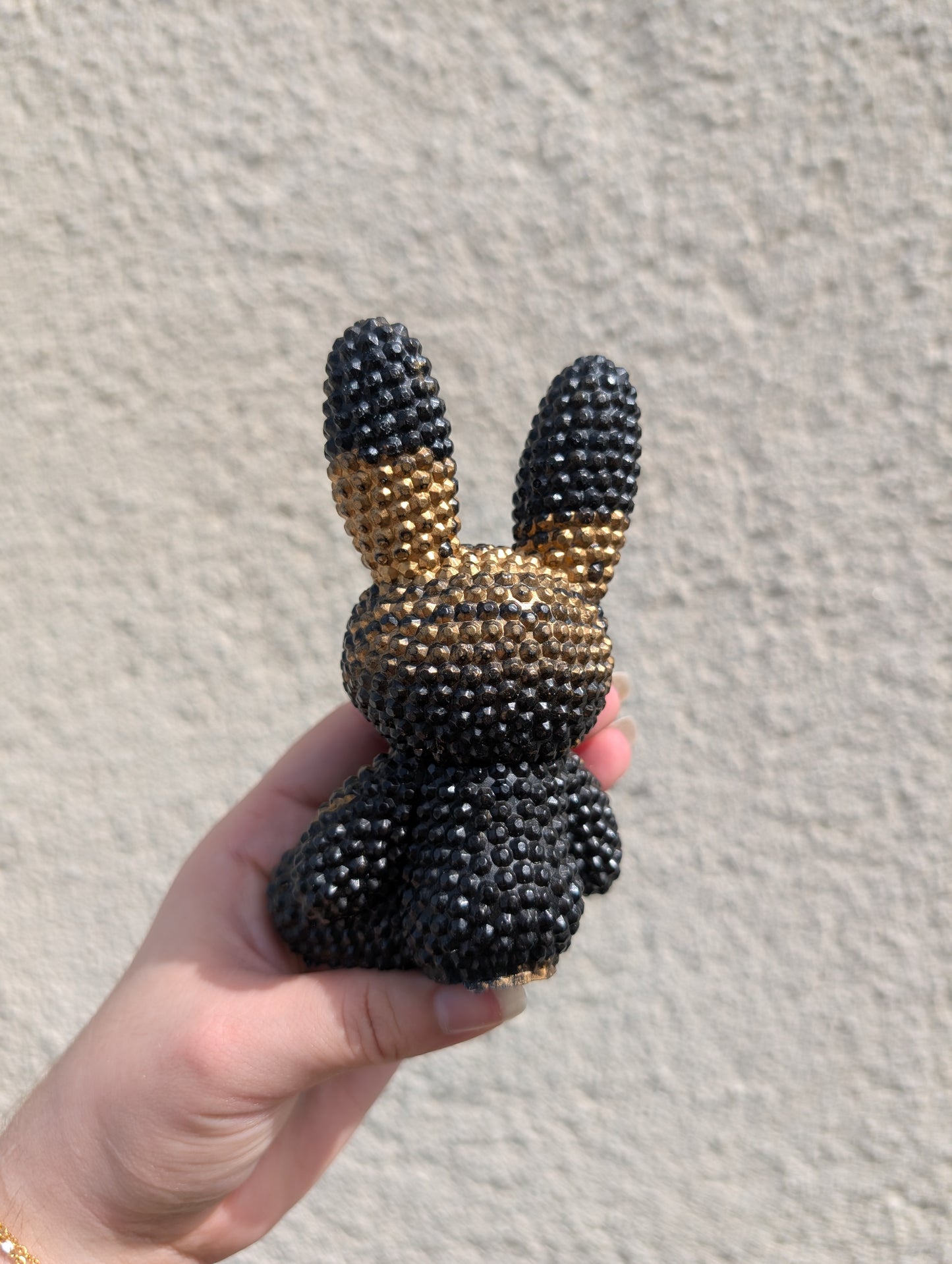 Grand lapin noir et or
