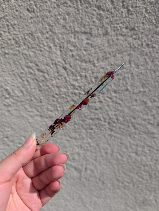 Stylo avec feuille d'or et pétales de rose