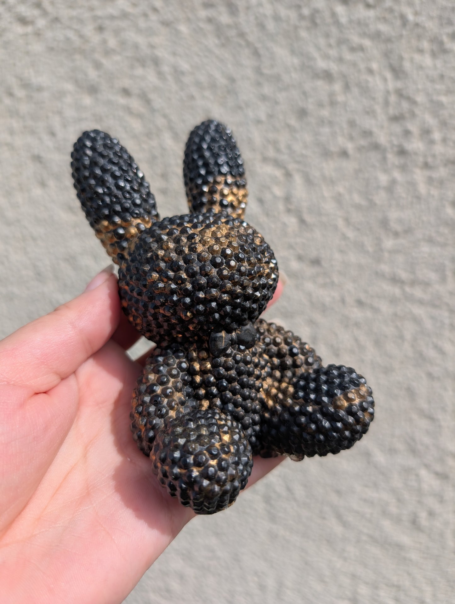 Grand lapin noir et or