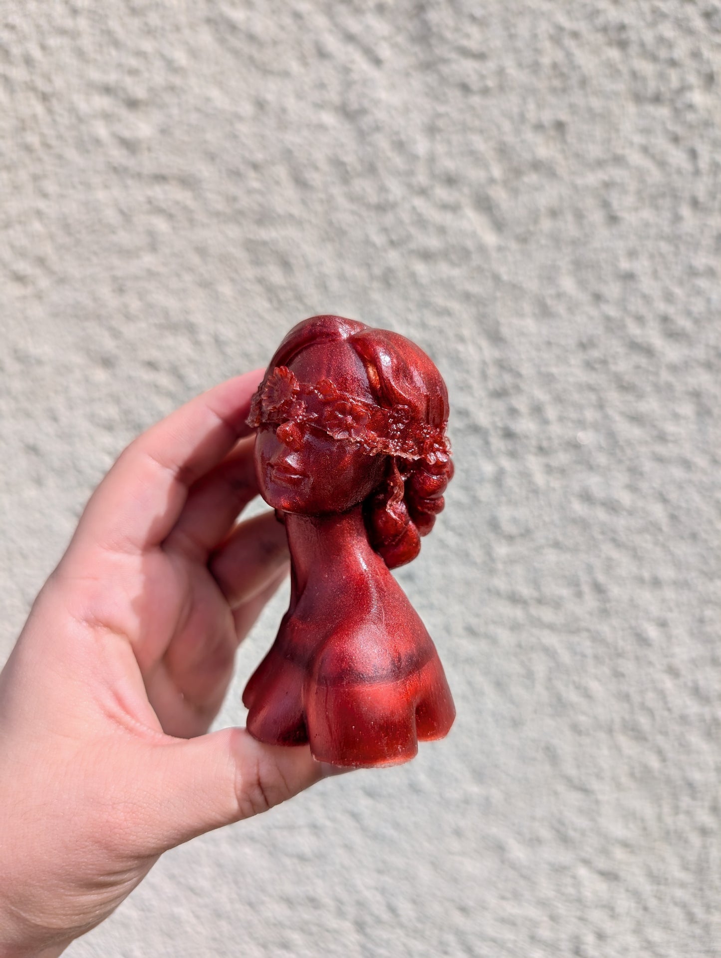 Femme buste bordeau